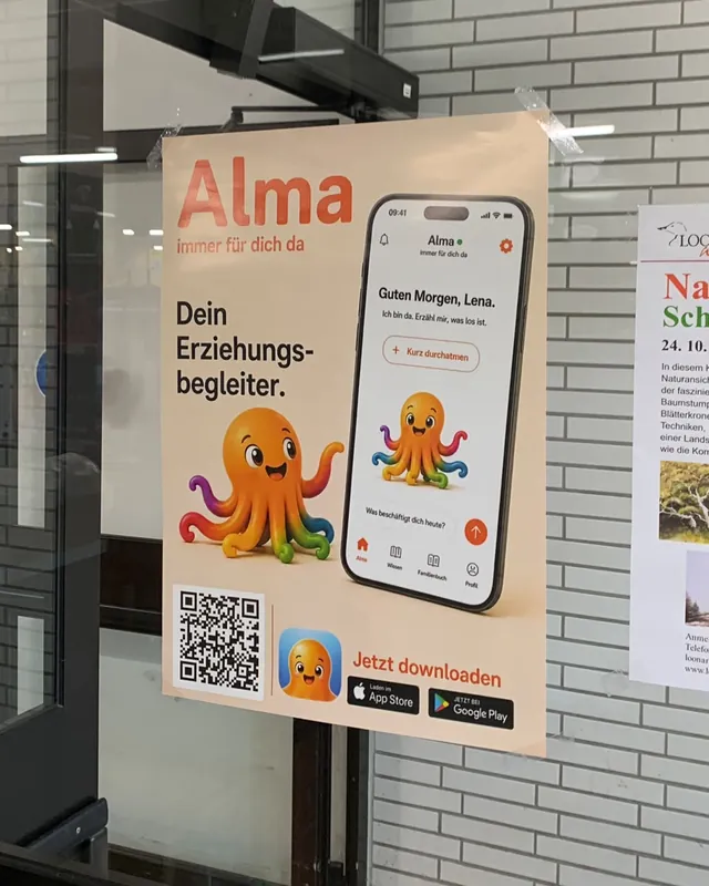 Alma-Plakat an einer Glastür im Eingangsbereich