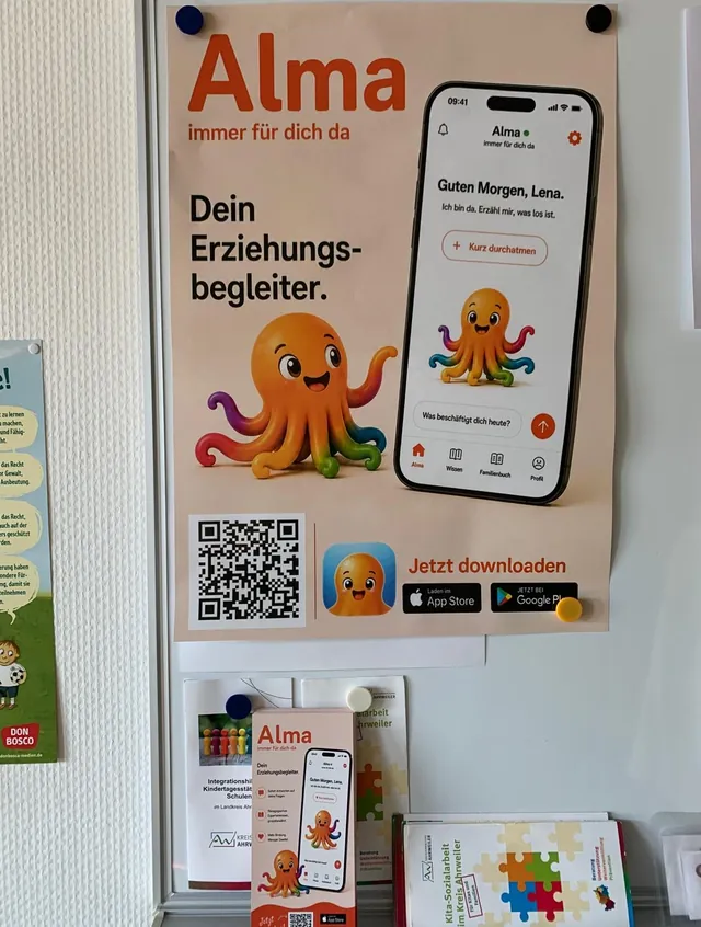 Alma-Plakat und Alma-Flyer an einer Infotafel zwischen Angeboten für Familien