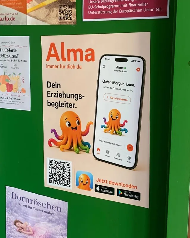 Alma-Plakat an der Tür einer Kita, neben Aushängen für Eltern